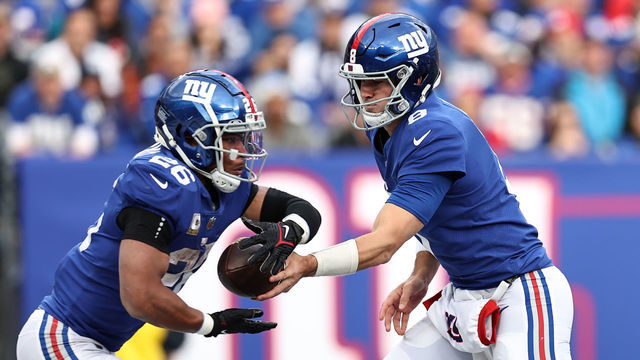 EAST RUTHERFORD, NEW JERSEY - NOVEMBER 13: Daniel Jones #8 of the New York Giants hands the ball off to Saquon Barkley #26 during the second quarter of the game against the Houston Texans at MetLife Stadium on November 13, 2022 in East Rutherford, New Jersey.