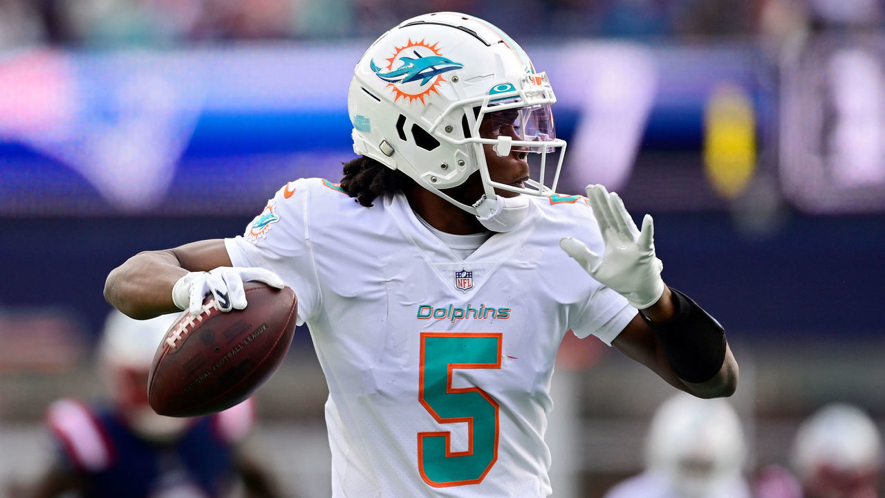 FOXBOROUGH, MASSACHUSETTS - JANUARY 01: Teddy Bridgewater #5 of the Miami Dolphins passes against the New England Patriots during the second quarter at Gillette Stadium on January 01, 2023 in Foxborough, Massachusetts.