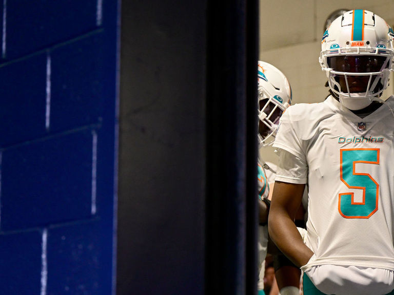 Dolphins' Teddy Bridgewater injures finger in loss to Patriots