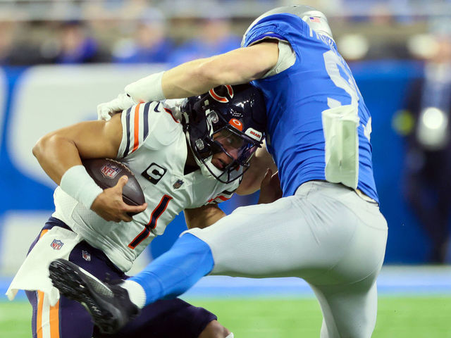 Bears stick with Fields throughout ugly loss to Lions