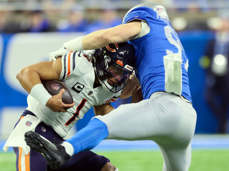 Fields responds to gaffe, but Bears still fall 31-30 to Lions