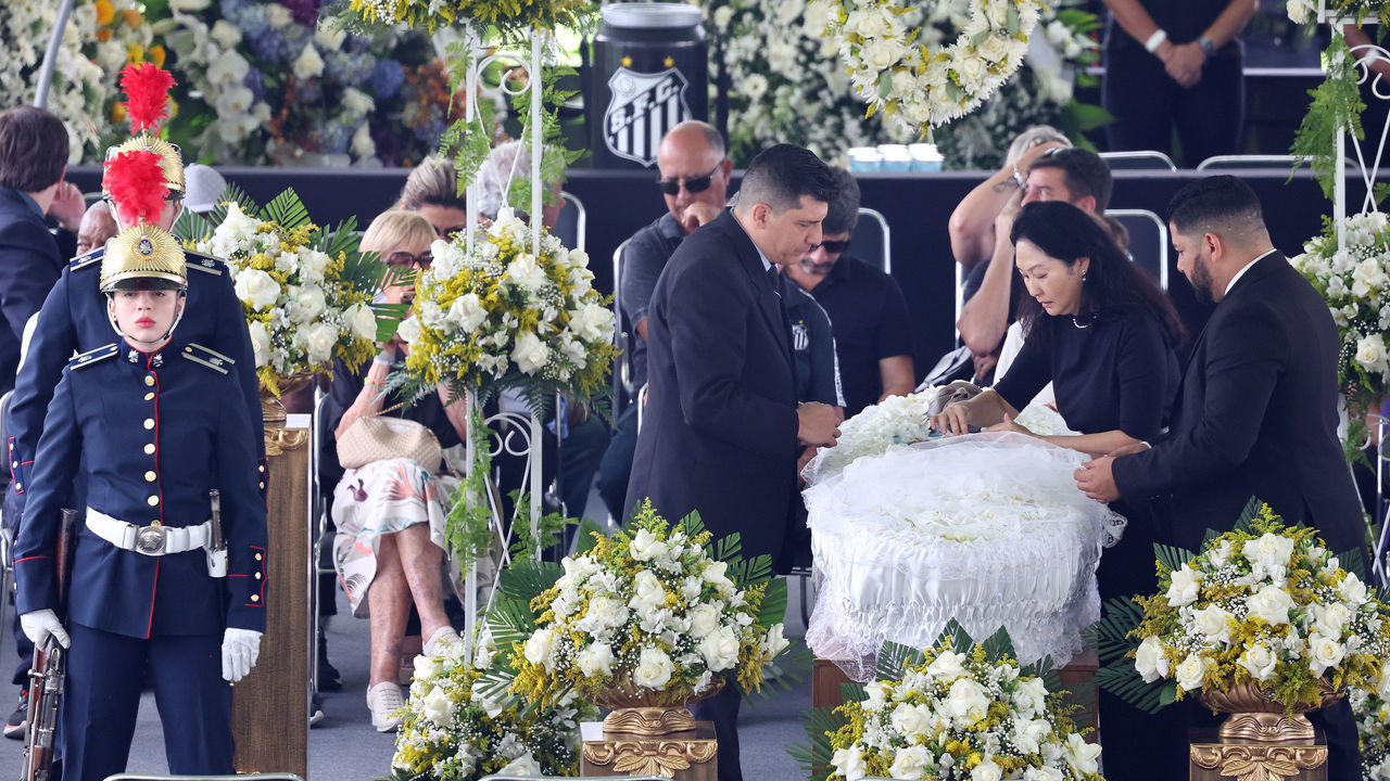 SANTOS, BRAZIL - JANUARY 02: Pele's wife Marcia Aoki (2nd R) stands over Pele's coffin in Urbano Caldeira Stadium at his funeral on January 02, 2023 in Santos, Brazil. Brazilian football icon Edson Arantes do Nascimento, better known as Pele, died on December 29, 2022 aged 82 after a battle with cancer in Sao Paulo, Brazil. The three-time World Cup champion with Brazil is considered one of the greatest soccer legends of all time.