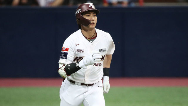 SEOUL, SOUTH KOREA - APRIL 02: Outfielder Lee Jung-Hoo #51 of the Kiwoom Heroes makes his way to first base in the bottom of the eighth inning during the Korean Baseball Organization (KBO) League opening game between Kiwoom Heroes and Lotte Giants at Gocheok Skydome on April 02, 2022 in Seoul, South Korea.