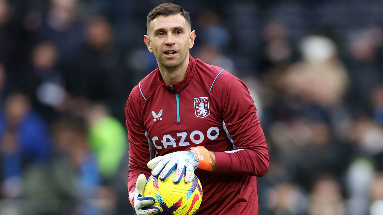 LONDON, ENGLAND - JANUARY 01: Emiliano Martinez of Aston Villa warms up prior to the Premier League match between Tottenham Hotspur and Aston Villa at Tottenham Hotspur Stadium on January 01, 2023 in London, England.