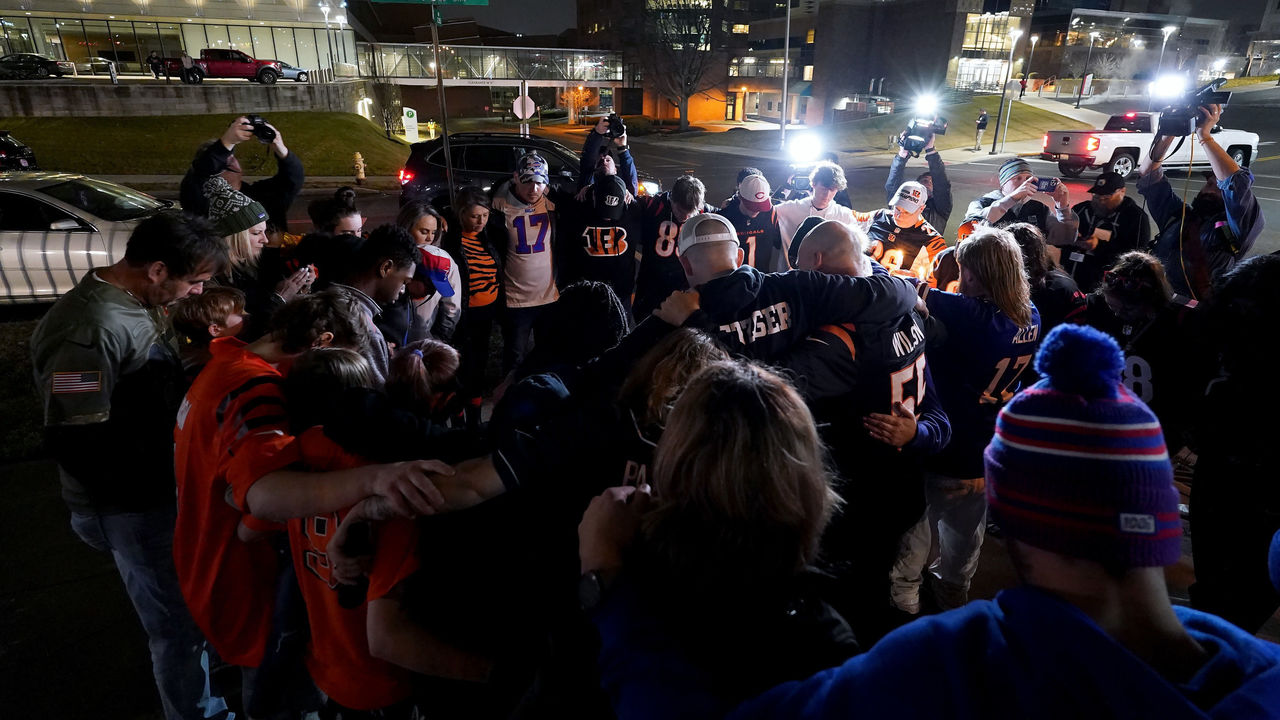 Bills and Bengals fans gathered outside hospital to pray for Damar Hamlin