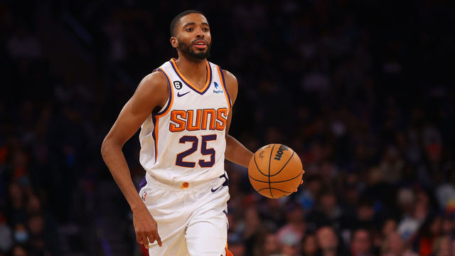 NEW YORK, NEW YORK - JANUARY 02: Mikal Bridges #25 of the Phoenix Suns in action against the New York Knicks at Madison Square Garden on January 02, 2023 in New York City. New York Knicks defeated the Phoenix Suns 102-83.