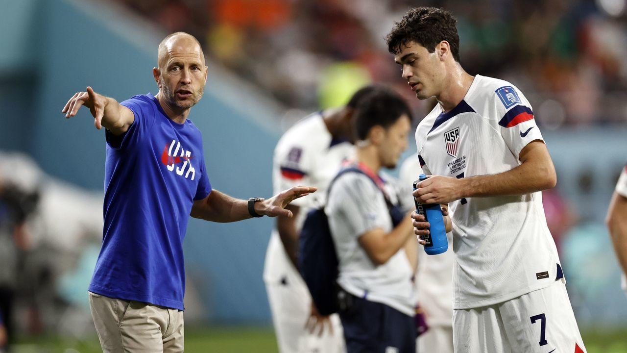 AL-RAYYAN - (l-r) United States coach Gregg Berhalter, Giovanni Reyna of United States during the FIFA World Cup Qatar 2022 round of 16 match between Netherlands and United States at Khalifa International stadium on December 3, 2022 in AL-Rayyan, Qatar . ANP MAURICE VAN STONE