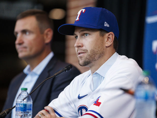 Jacob deGrom Throws First Time With Texas Rangers in Spring