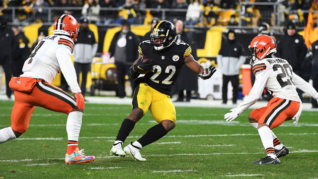 PITTSBURGH, PENNSYLVANIA - JANUARY 03: Najee Harris #22 of the Pittsburgh Steelers carries the ball during the second quarter against the Cleveland Browns at Heinz Field on January 03, 2022 in Pittsburgh, Pennsylvania.