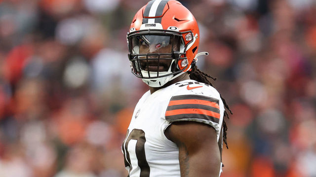 CINCINNATI, OH - DECEMBER 11: Cleveland Browns defensive end Jadeveon Clowney (90) looks at the scoreboard during the game against the Cleveland Browns and the Cincinnati Bengals on December 11, 2022, at Paycor Stadium in Cincinnati, OH.
