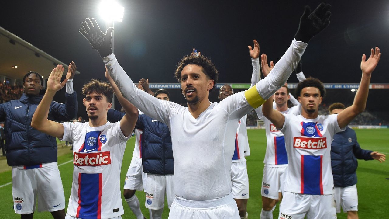 Paris Saint-Germain's Brazilian defender Marquinhos (C) and his teammates celebrate after winning the French Cup round of 64 football match between La Berrichonne de Châteauroux and Paris Saint-Germain (PSG) at the stade Gaston-Petit in Chateauroux, central France on January 6, 2023.