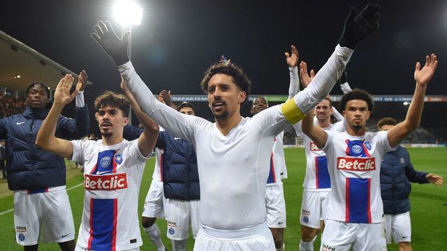 Paris Saint-Germain's Brazilian defender Marquinhos (C) and his teammates celebrate after winning the French Cup round of 64 football match between La Berrichonne de Châteauroux and Paris Saint-Germain (PSG) at the stade Gaston-Petit in Chateauroux, central France on January 6, 2023.