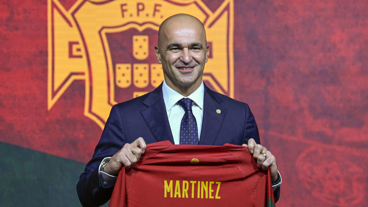 ALGES, PORTUGAL - JANUARY 09: Roberto Martinez smiles while posing for pictures with a national team jersey with his name during his presentation as new national Soccer Team coach at Football City on January 09, 2023, in Alges, Portugal. Roberto Martínez was presented as the new National Soccer Team coach of Portugal. The Spanish coach succeeds Fernando Santos, after having led the Belgian team between 2016 and 2022.