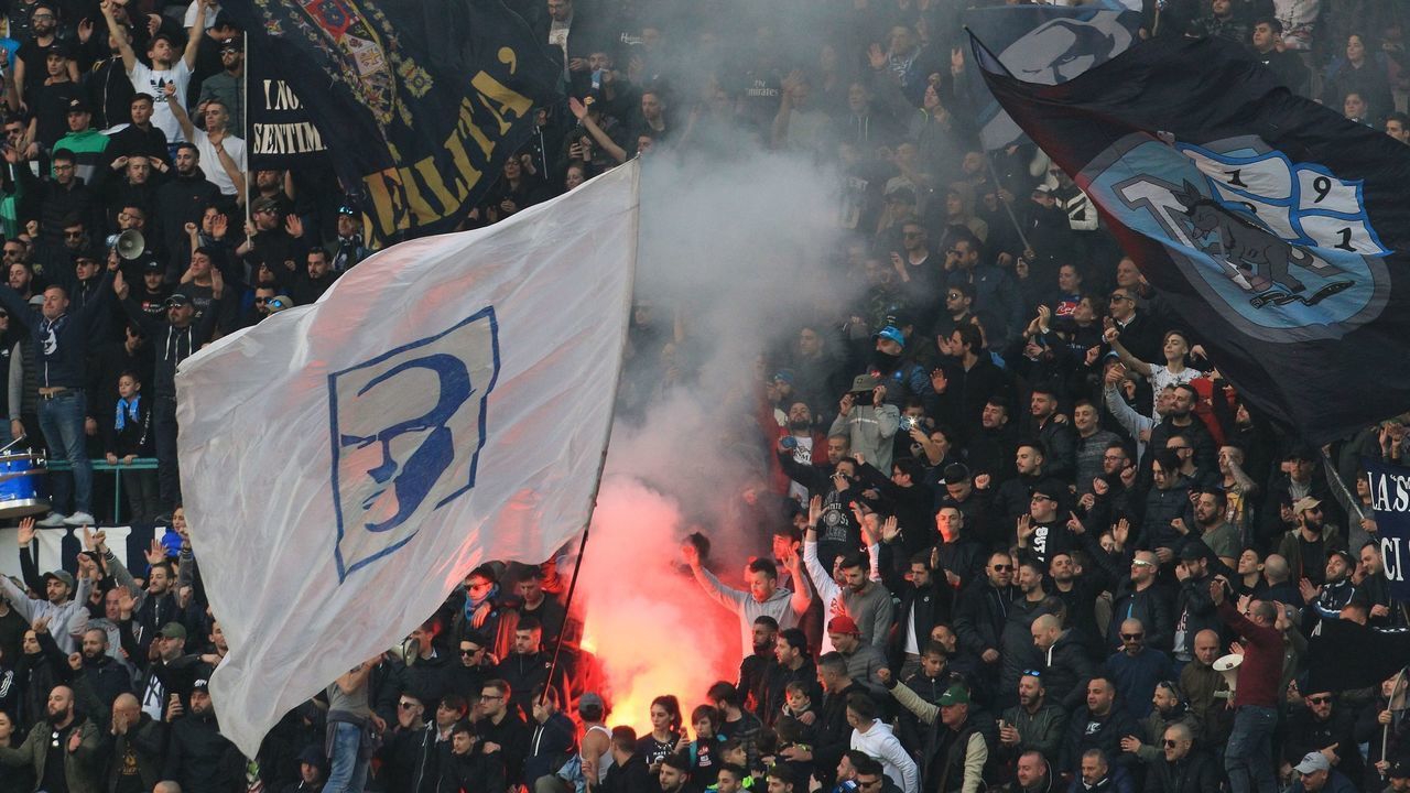 Napoli's fans celebrate with flares at the end of the Italian Serie A football match SSC Napoli vs Bologna FC on January 28, 2018 at the San Paolo Stadium. / AFP PHOTO / CARLO HERMANN