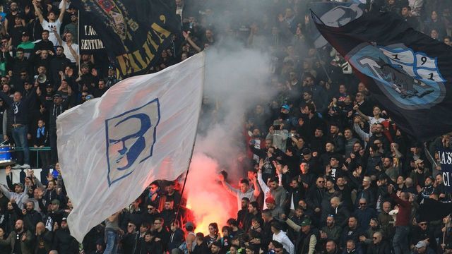 Napoli's fans celebrate with flares at the end of the Italian Serie A football match SSC Napoli vs Bologna FC on January 28, 2018 at the San Paolo Stadium. / AFP PHOTO / CARLO HERMANN