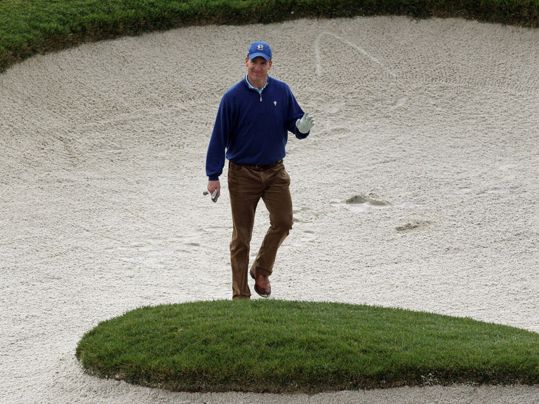 Peyton Manning uses golf course to size up rookies