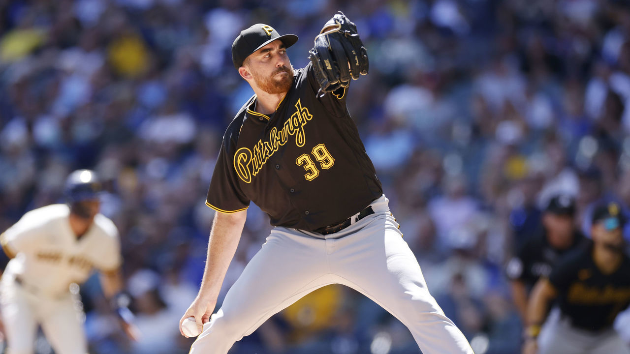 MILWAUKEE, WI - AUGUST 31: Pittsburgh Pirates starting pitcher Zach Thompson (39) delivers a pitch during an MLB game against the Milwaukee Brewers on August 31, 2022 at American Family Field in Milwaukee, Wisconsin.