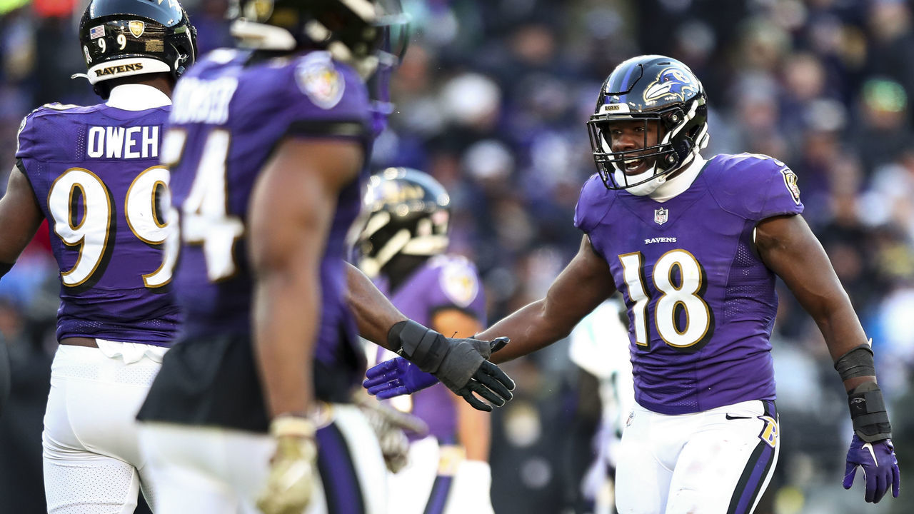 BALTIMORE, MD - NOVEMBER 20: Roquan Smith #18 of the Baltimore Ravens high fives teammates after a play during the third quarter of an NFL football game against the Carolina Panthers at M&T Bank Stadium on November 20, 2022 in Baltimore, Maryland.