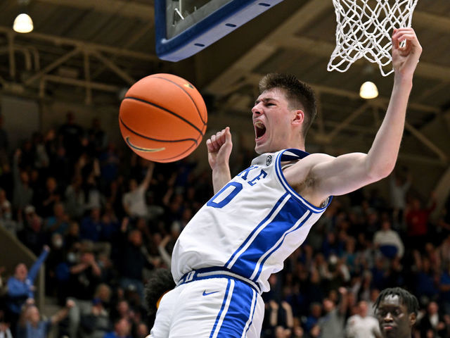 Duke upsets North Carolina with buzzer-beater 