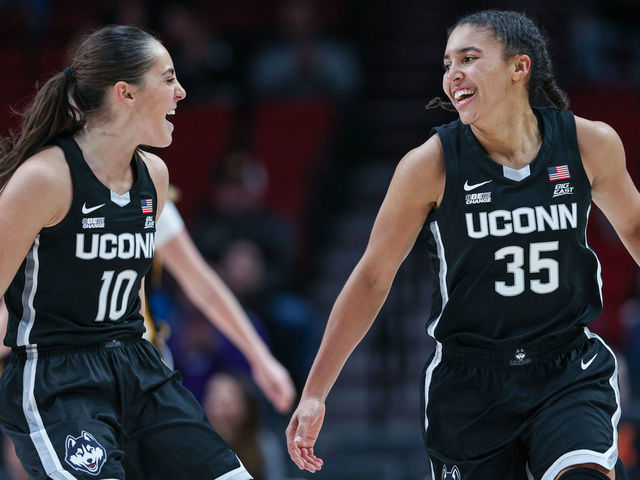 Auriemma, Fudd return in UConn's rout of St. John's | theScore.com