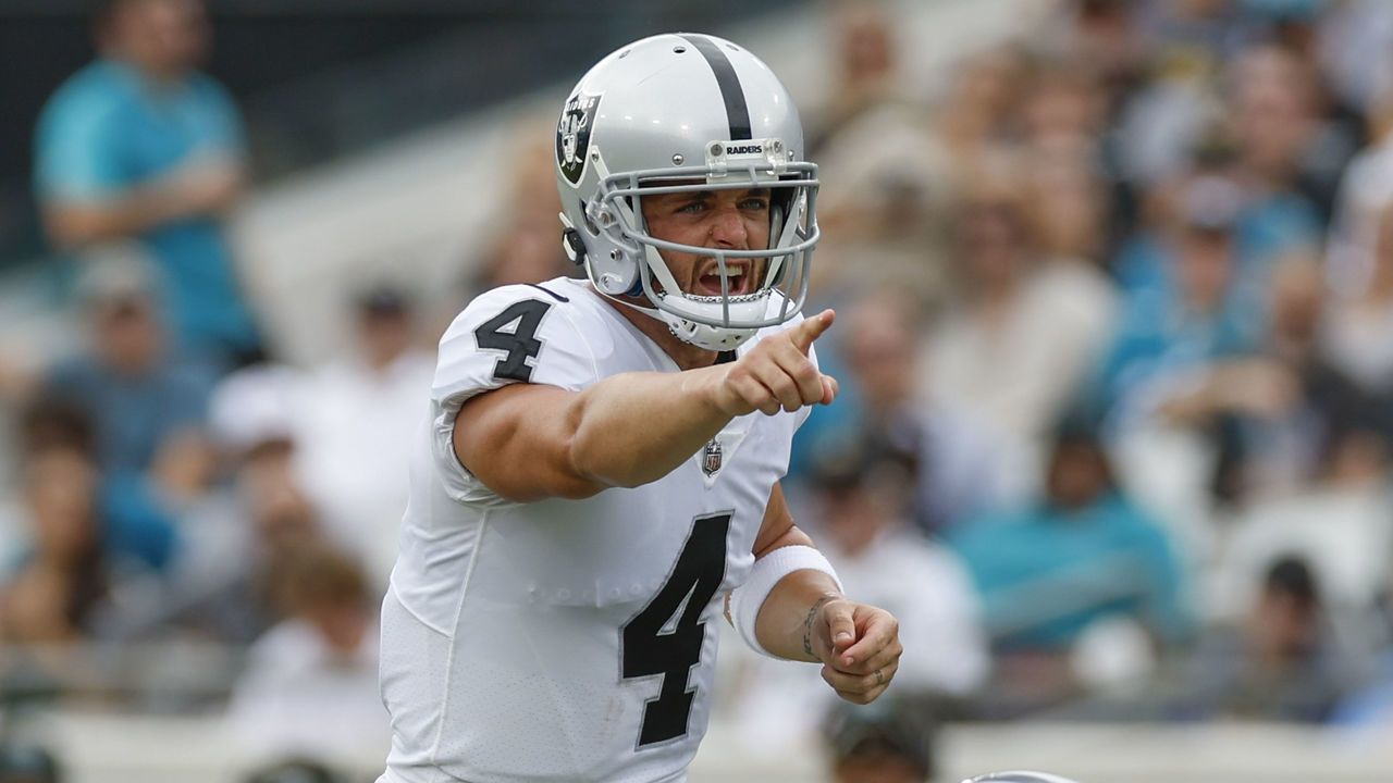 JACKSONVILLE, FL - NOVEMBER 06: Las Vegas Raiders quarterback Derek Carr (4) during the game between the Las Vegas Raiders and the Jacksonville Jaguars on November 6, 2022 at TIAA Bank Field in Jacksonville, Fl.
