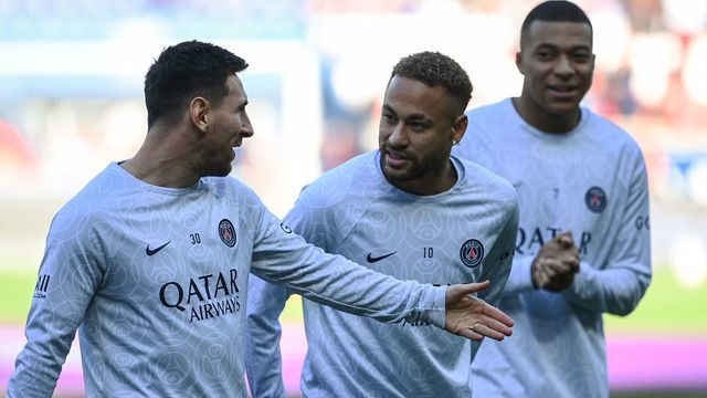 Paris Saint-Germain's Argentine forward Lionel Messi (L), Paris Saint-Germain's Brazilian forward Neymar (C) and Paris Saint-Germain's French forward Kylian Mbappe discuss as they warm up prior to the French L1 football match between Paris Saint-Germain FC and AJ Auxerre at the Parc des Princes stadium in Paris on November 13, 2022.