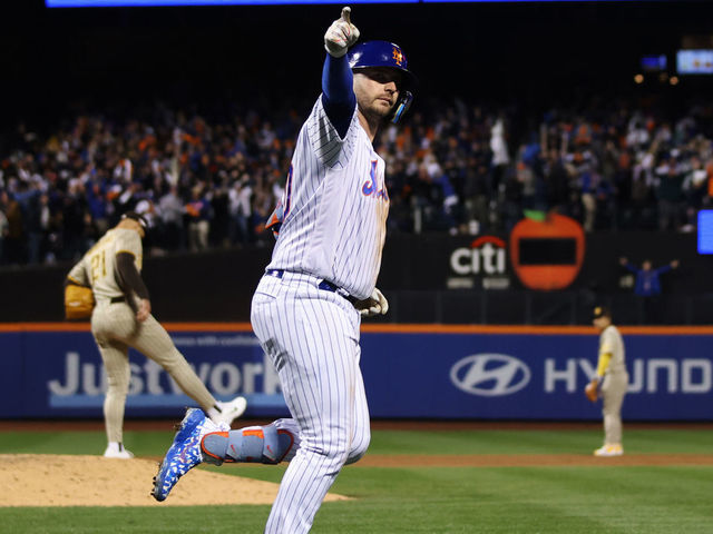 Download New York Mets Star Pete Alonso Hits a Homerun Wallpaper