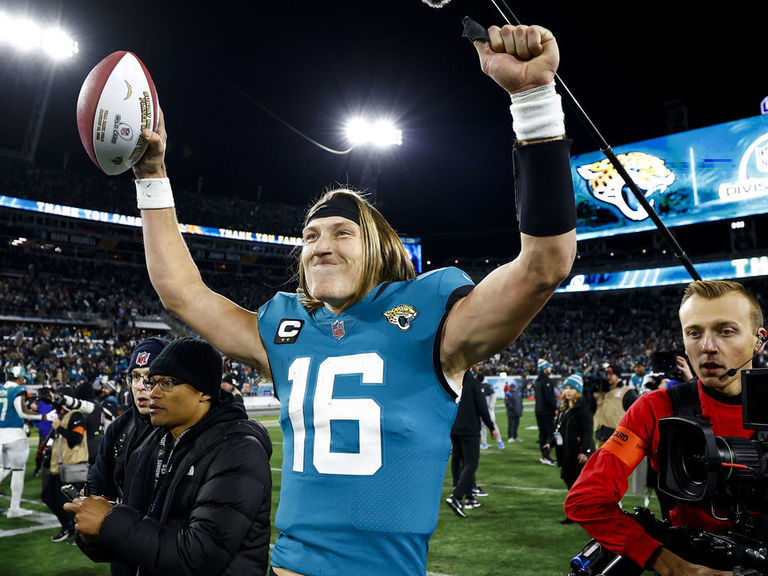 Lawrence rallies Jaguars from 27 down to beat Chargers in historic