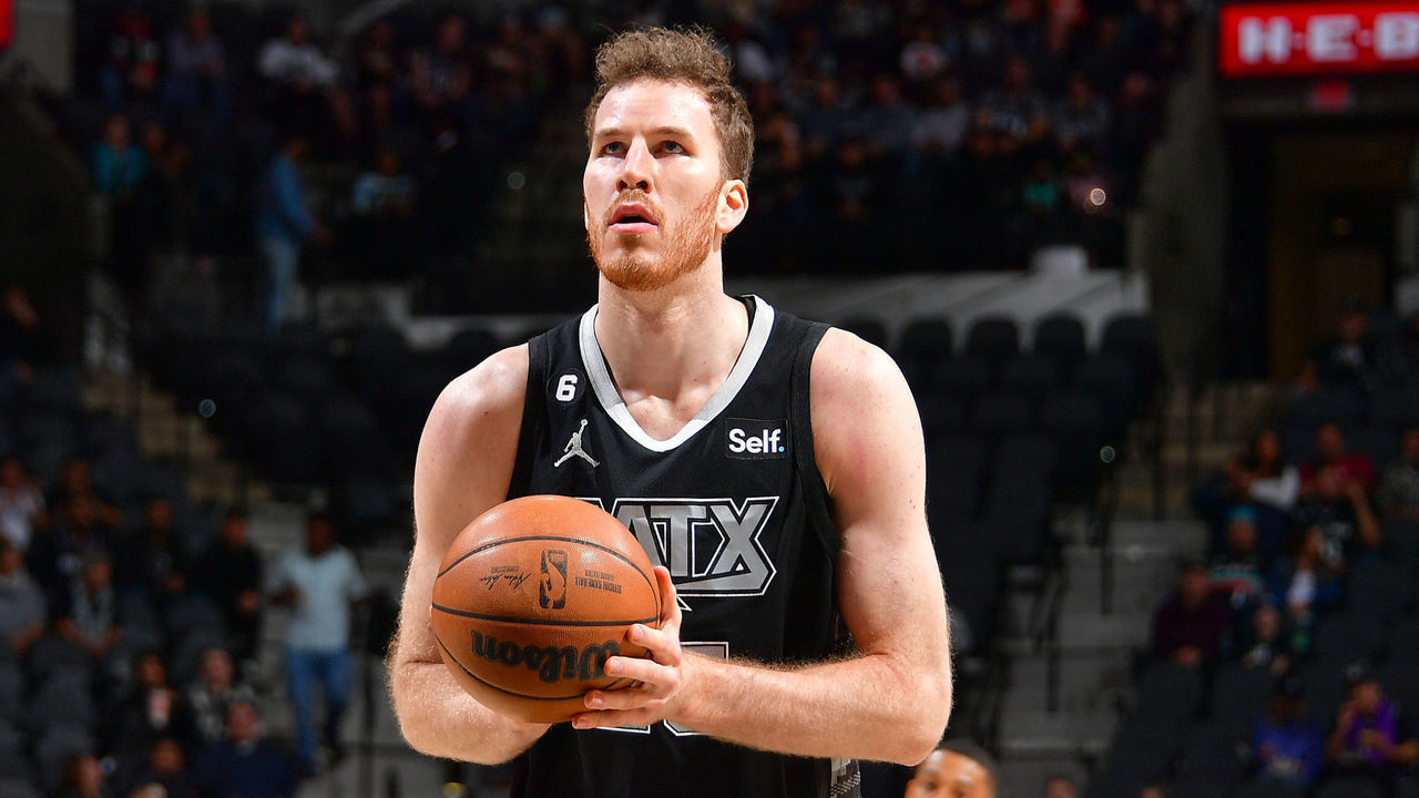 SAN ANTONIO, TX - JANUARY 15: Jakob Poeltl #25 of the San Antonio Spurs shoots a free throw during the game against the Sacramento Kings on January 15, 2023 at the AT&T Center in San Antonio, Texas. Mandatory Copyright Notice: Copyright 2022 NBAE (Photos by Michael Gonzales/NBAE via Getty Images)
