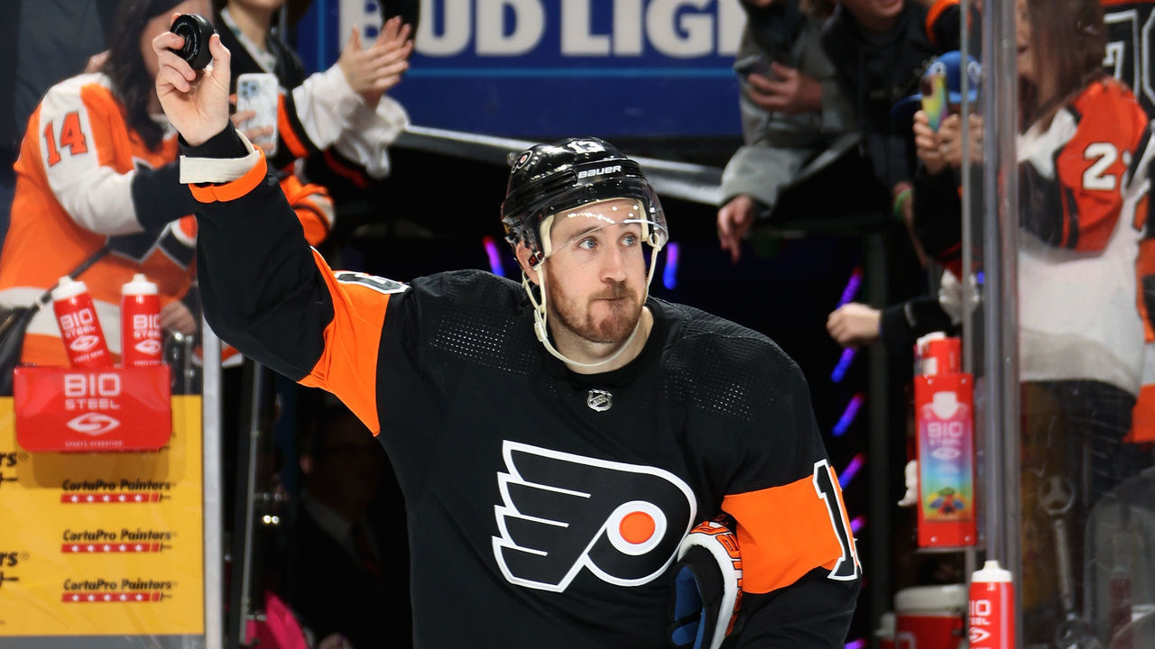 PHILADELPHIA, PENNSYLVANIA - JANUARY 17: Kevin Hayes #13 of the Philadelphia Flyers acknowledges the crowd after being named first star of the game against the Anaheim Ducks at the Wells Fargo Center on January 17, 2023 in Philadelphia, Pennsylvania. Hayes scored three goals in the game, earning him a hat trick. The Flyers went on to defeat the Ducks 5-2.