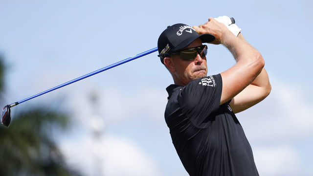 DORAL, FLORIDA - OCTOBER 28: Henrik Stenson of Majesticks GC plays his shot from the 17th tee during the quarterfinals of the LIV Golf Invitational - Miami at Trump National Doral Miami on October 28, 2022 in Doral, Florida.