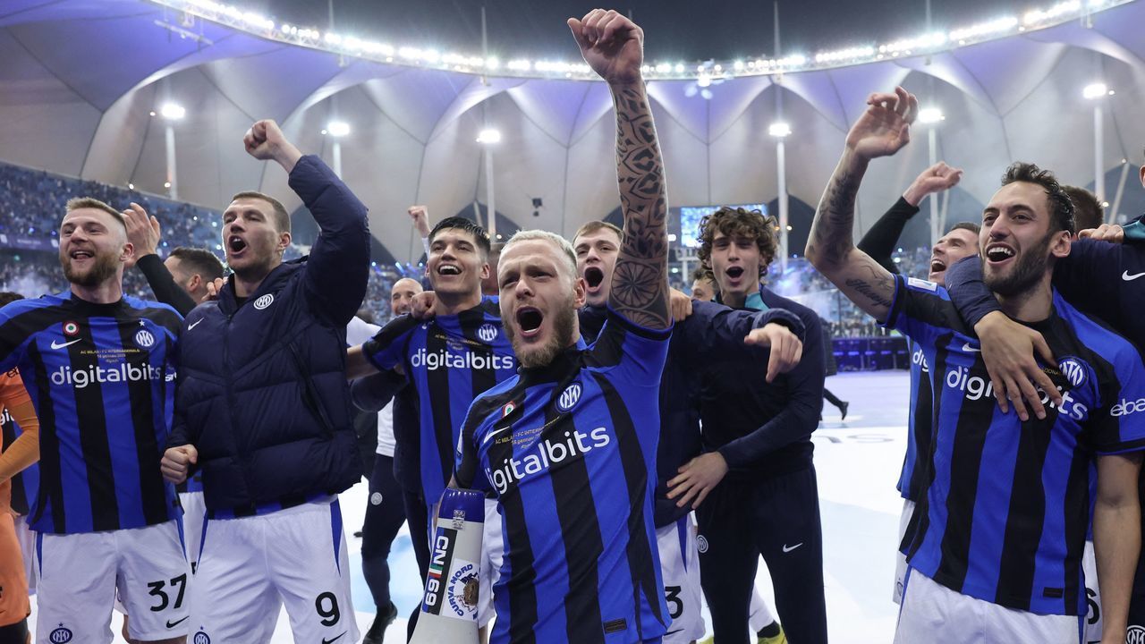 Inter's players celebrate with the fans after winning the Italian SuperCup football match between AC Milan and Inter Milan, at the King Fahd International Stadium in Riyadh on January 18, 2023.