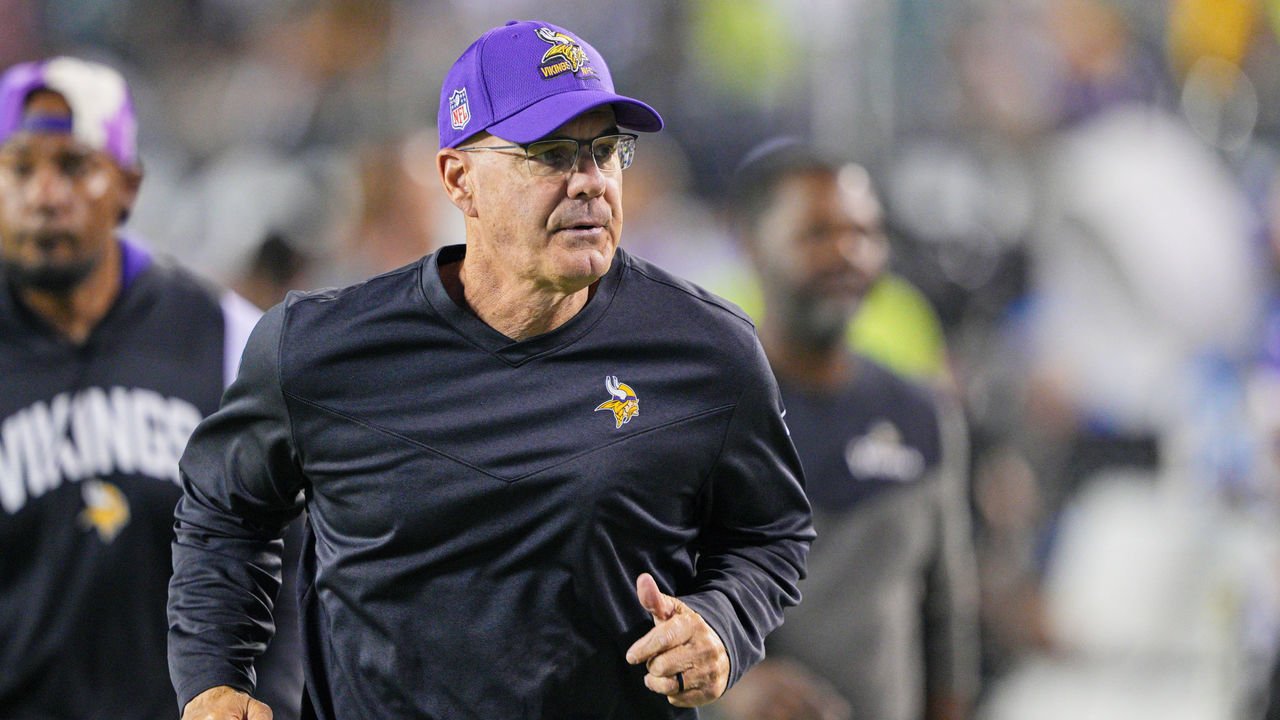 PHILADELPHIA, PA - SEPTEMBER 19: Minnesota Vikings defensive coordinator Ed Donatell looks on during game between the Minnesota Vikings and the Philadelphia Eagles on September 19, 2022 at Lincoln Financial Field in Philadelphia PA.