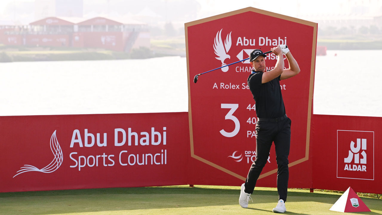 ABU DHABI, UNITED ARAB EMIRATES - JANUARY 19: Henrik Stenson of Sweden tees off on the third hole during day one of the Abu Dhabi HSBC Championship at Yas Links Golf Course on January 19, 2023 in Abu Dhabi, United Arab Emirates.