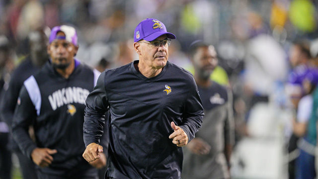 PHILADELPHIA, PA - SEPTEMBER 19: Minnesota Vikings defensive coordinator Ed Donatell looks on during game between the Minnesota Vikings and the Philadelphia Eagles on September 19, 2022 at Lincoln Financial Field in Philadelphia PA.
