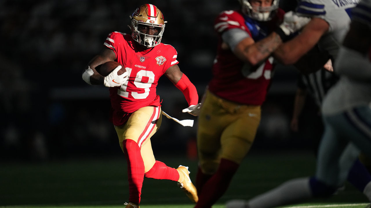 ARLINGTON, TEXAS - JANUARY 16: Deebo Samuel #19 of the San Francisco 49ers runs the ball against the Dallas Cowboys during an NFL wild-card playoff football game at AT&T Stadium on January 16, 2022 in Arlington, Texas.