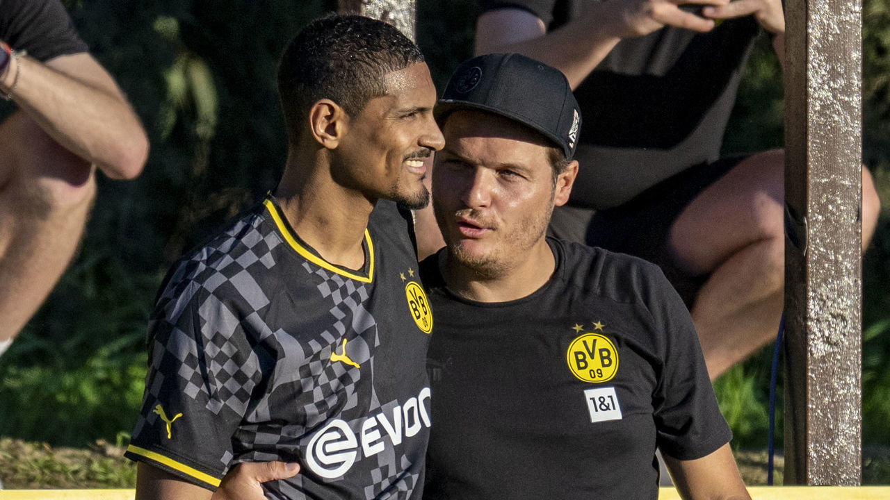 dpatop - 10 January 2023, Spain, Marbella: Soccer: Test matches, Fortuna Düsseldorf - Borussia Dortmund: Dortmund's Sebastien Haller (l) talks to coach Edin Terzic. Photo: David Inderlied/dpa