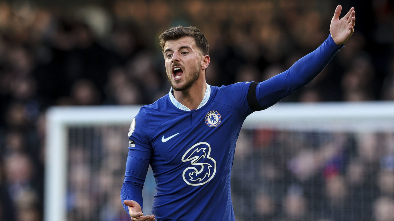 LONDON, ENGLAND - JANUARY 15: Mason Mount of Chelsea during the Premier League match between Chelsea FC and Crystal Palace at Stamford Bridge on January 15, 2023 in London, England.