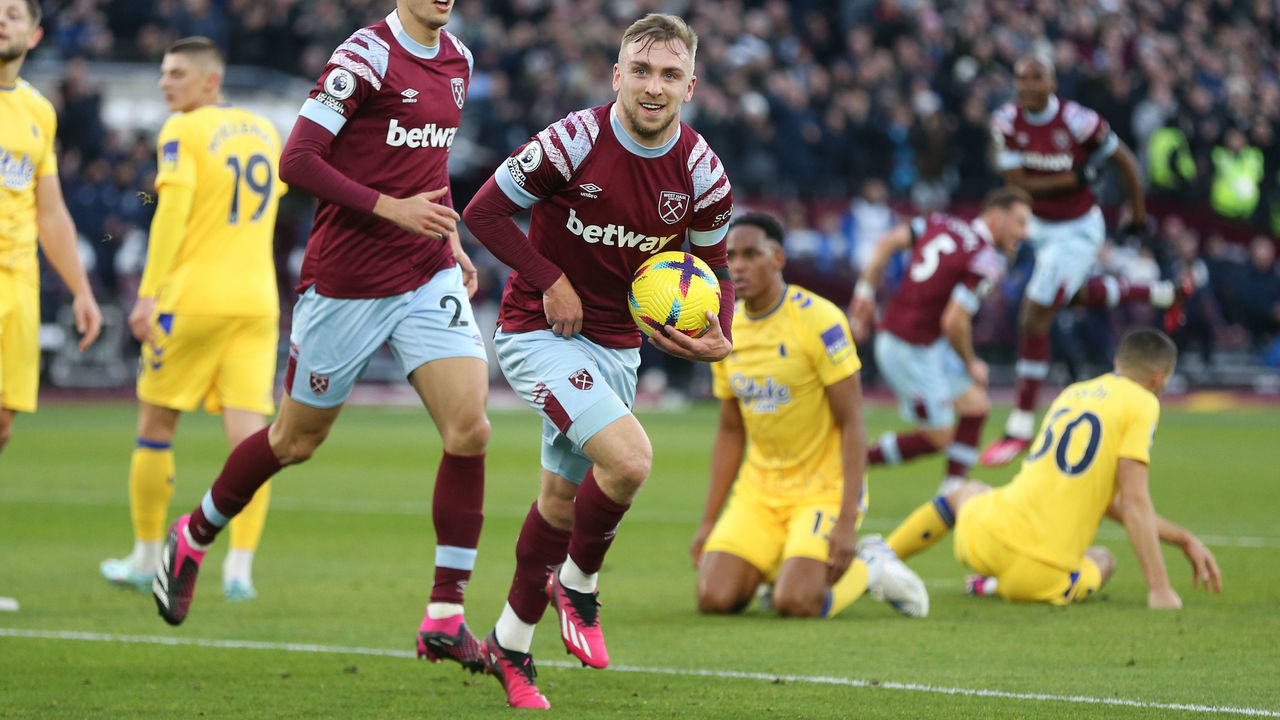 LONDON, ENGLAND - JANUARY 21: West Ham United's Jarrod Bowen celebrates scoring his side's first goal during the Premier League match between West Ham United and Everton FC at London Stadium on January 21, 2023 in London, United Kingdom.