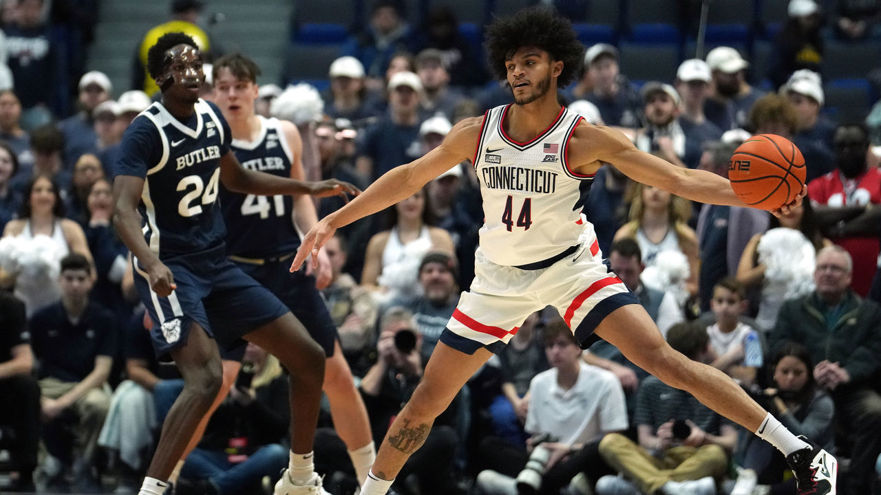HARTFORD, CONNECTICUT - JANUARY 22: Andre Jackson Jr. #44 of the UConn Huskies gets the pass against Ali Ali #24 of the Butler Bulldogs during the first half of an NCAA college basketball game on January 22, 2022 at the XL Center in Hartford, Connecticut.