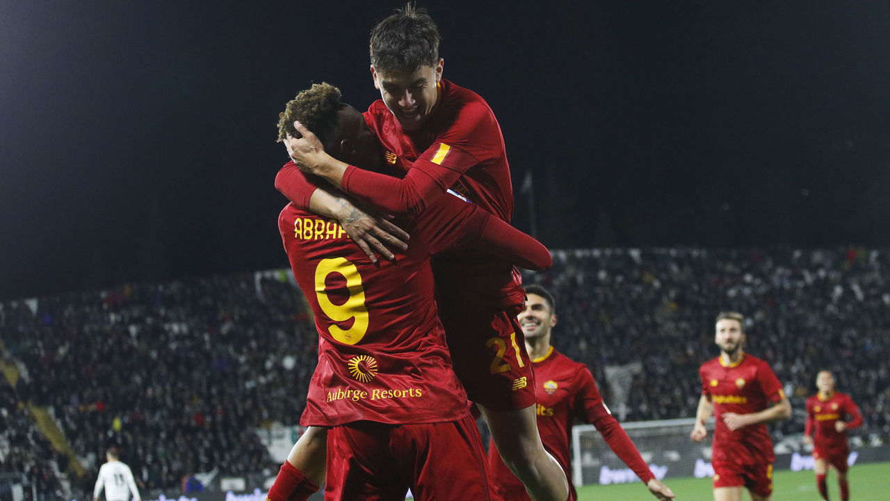 LA SPEZIA, ITALY - JANUARY 22: Tammy Abraham of AS Roma celebrates with Paulo Dybala of AS Roma after scoring his team's second goal during the Serie A match between Spezia Calcio and AS Roma at Stadio Alberto Picco on January 22, 2023 in La Spezia, Italy.