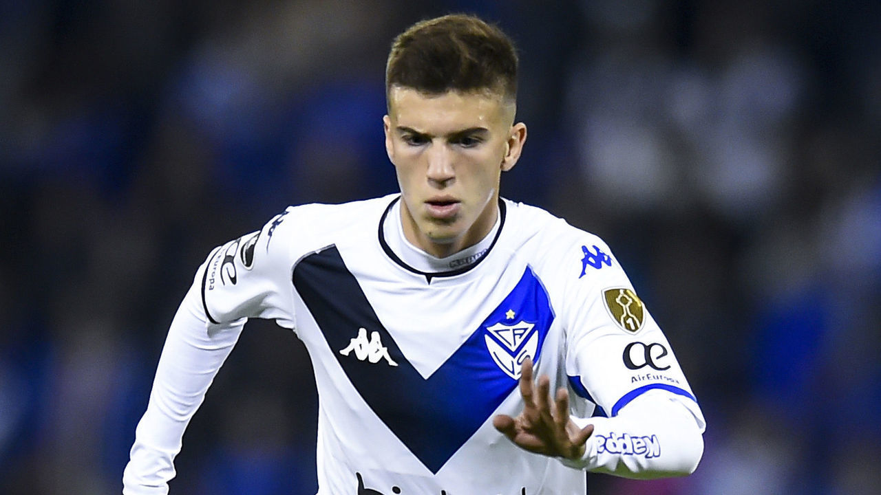 BUENOS AIRES, ARGENTINA - JUNE 29: Maximo Perrone of Velez drives the ball during a round of sixteen first leg match between Velez and River Plate as part of Copa CONMEBOL Libertadores 2022 at Jose Amalfitani Stadium on June 29, 2022 in Buenos Aires, Argentina.