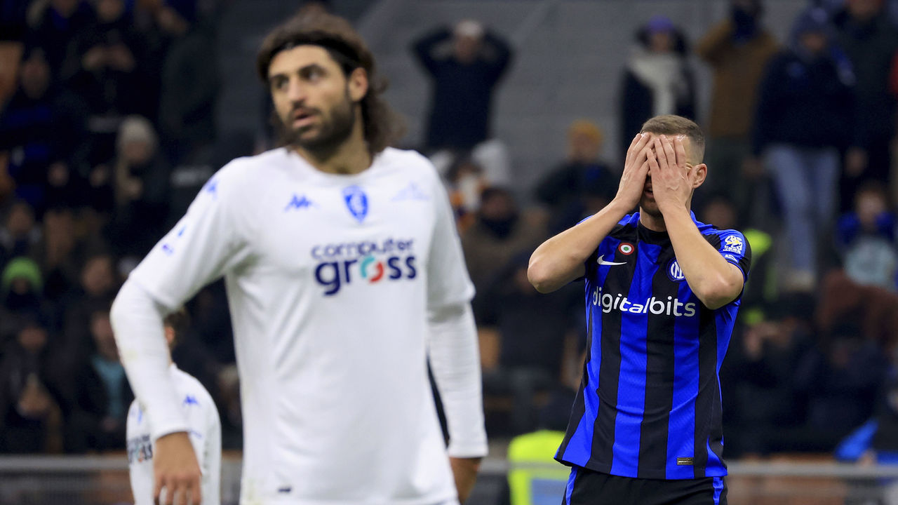 MILAN, ITALY - JANUARY 23: Edin Dzeko of FC Internazionale shows his dejection during the Serie A match between FC Internazionale and Empoli FC at Stadio Giuseppe Meazza on January 23, 2023 in Milan, .