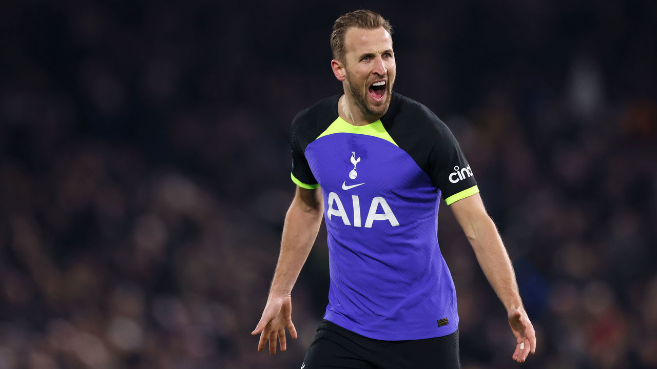 LONDON, ENGLAND - JANUARY 23: Harry Kane of Tottenham Hotspur celebrates after scoring the team's first goal during the Premier League match between Fulham FC and Tottenham Hotspur at Craven Cottage on January 23, 2023 in London, England.