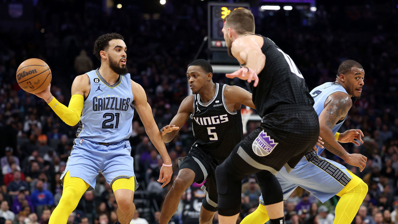 SACRAMENTO, CALIFORNIA - JANUARY 23: Tyus Jones #21 of the Memphis Grizzlies is guarded by De'Aaron Fox #5 of the Sacramento Kings in the second quarter at Golden 1 Center on January 23, 2023 in Sacramento, California.