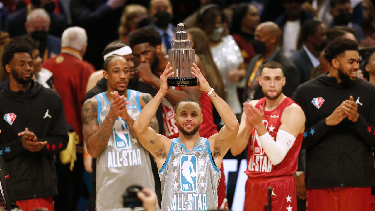 CLEVELAND, OH - FEBRUARY 20: Stephen Curry #30 of Team LeBron holds up the Kia NBA All-Star MVP Kobe Bryant Trophy during the 2022 NBA All-Star Game as part of 2022 NBA All Star Weekend on February 20, 2022 at Rocket Mortgage FieldHouse in Cleveland, Ohio. NOTE TO USER: User expressly acknowledges and agrees that, by downloading and/or using this Photograph, user is consenting to the terms and conditions of the Getty Images License Agreement. Mandatory Copyright Notice: Copyright 2022 NBAE