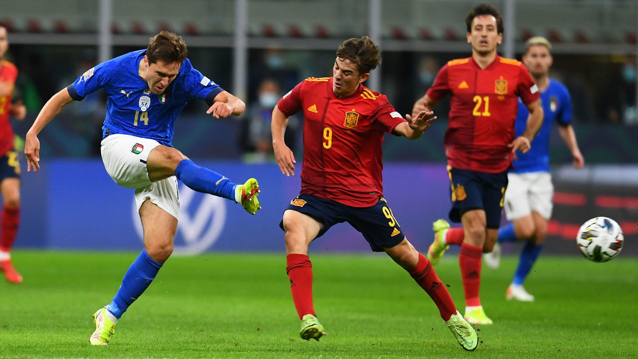 MILAN, ITALY - OCTOBER 06: Federico Chiesa of Italy competes for the ball with Gavi of Spain during the UEFA Nations League 2021 Semi-final match between Italy and Spain at Giuseppe Meazza Stadium on October 06, 2021 in Milan, Italy.