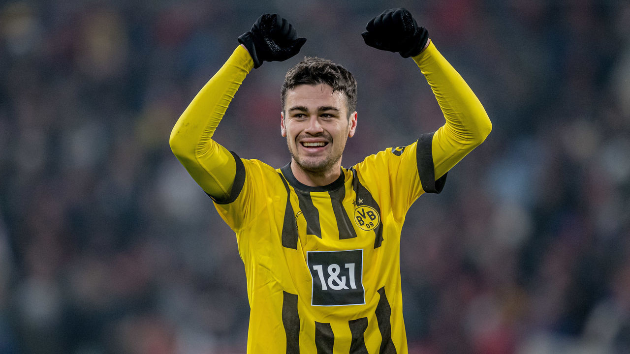 MAINZ, GERMANY - JANUARY 25: Giovanni Reyna of Dortmund celebrates during the Bundesliga match between 1. FSV Mainz 05 and Borussia Dortmund at MEWA Arena on January 25, 2023 in Mainz, Germany.