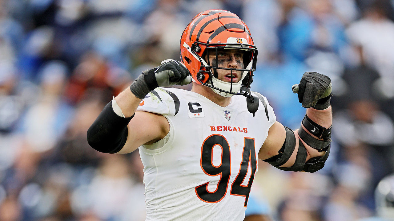 NASHVILLE, TENNESSEE - NOVEMBER 27: Sam Hubbard #94 of the Cincinnati Bengals celebrates a sack during the fourth quarter against the Tennessee Titans at Nissan Stadium on November 27, 2022 in Nashville, Tennessee.
