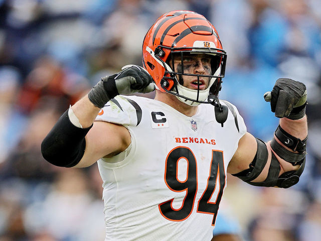 NASHVILLE, TENNESSEE - NOVEMBER 27: Sam Hubbard #94 of the Cincinnati Bengals celebrates a sack during the fourth quarter against the Tennessee Titans at Nissan Stadium on November 27, 2022 in Nashville, Tennessee.